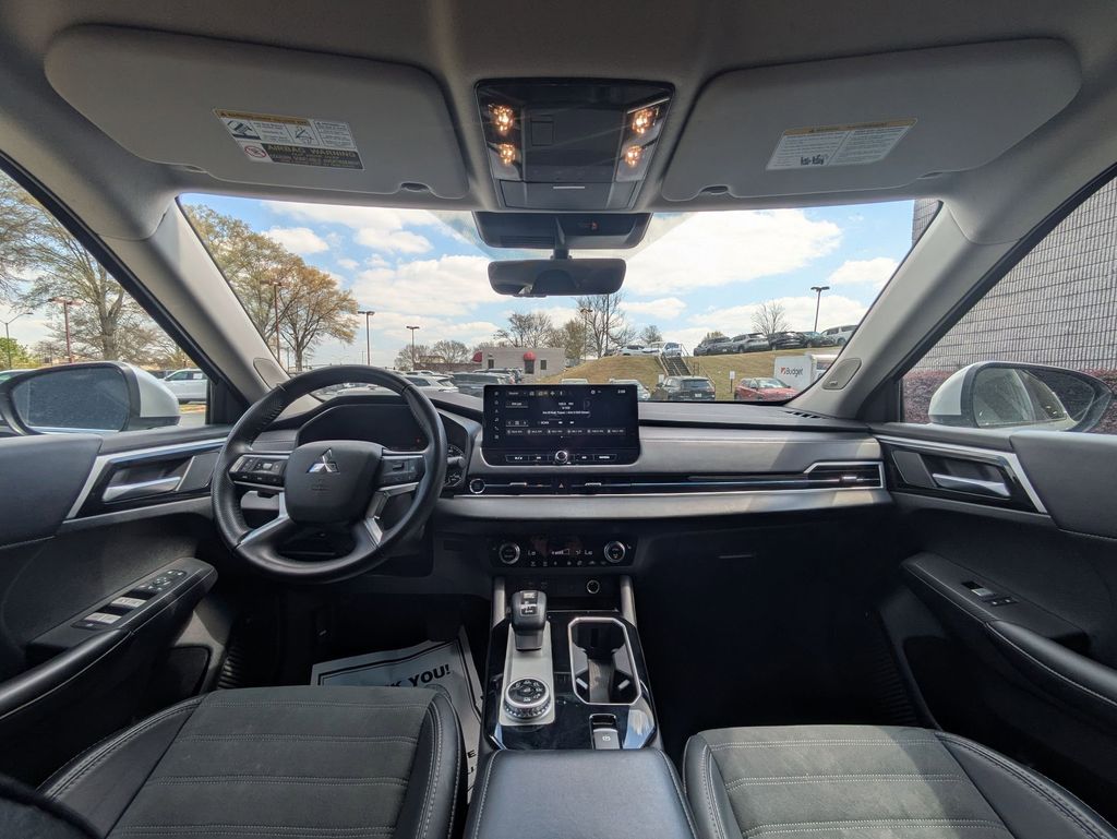 Thumbnail: 2025 Mitsubishi Outlander - 25