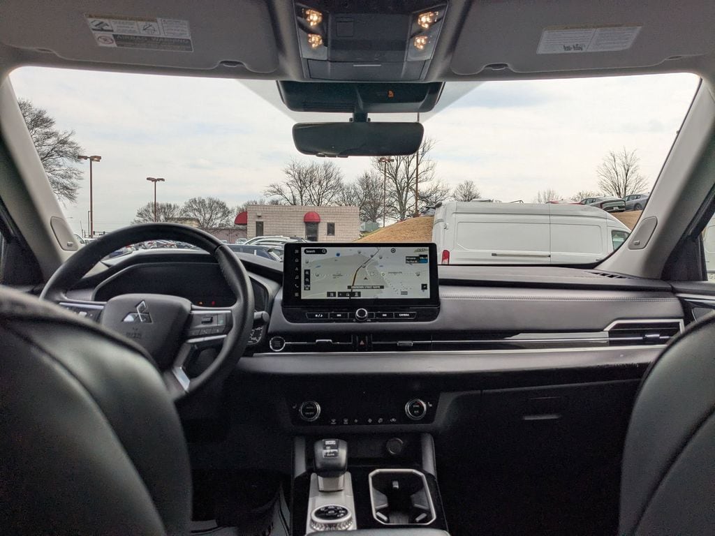 Thumbnail: 2025 Mitsubishi Outlander - 25