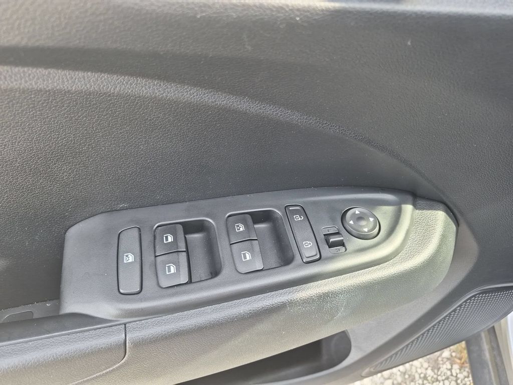 2025 Hyundai Venue SEL - Photo 13