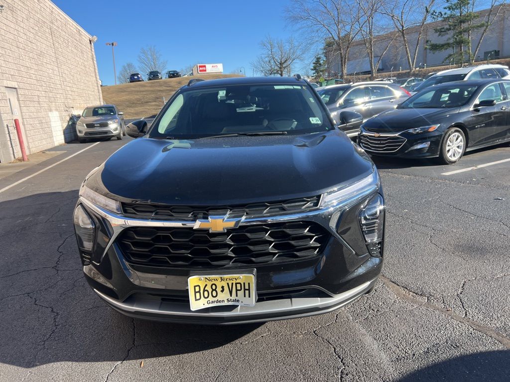 Thumbnail: 2025 Chevrolet Trax - 2