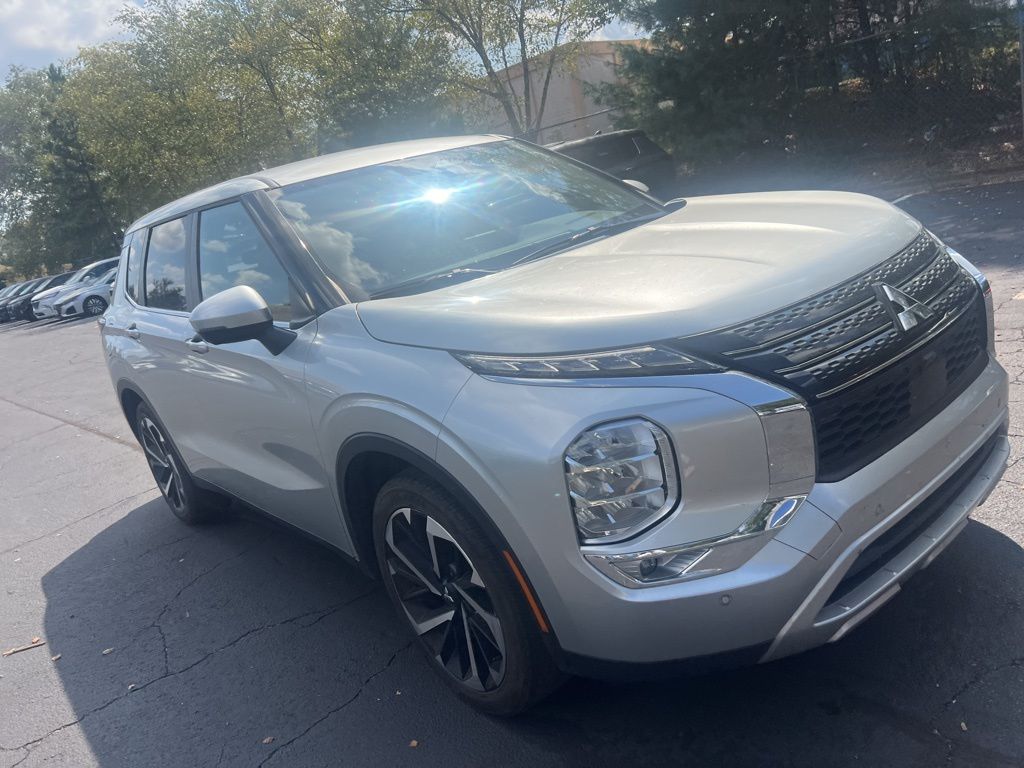 Thumbnail: 2024 Mitsubishi Outlander - 3