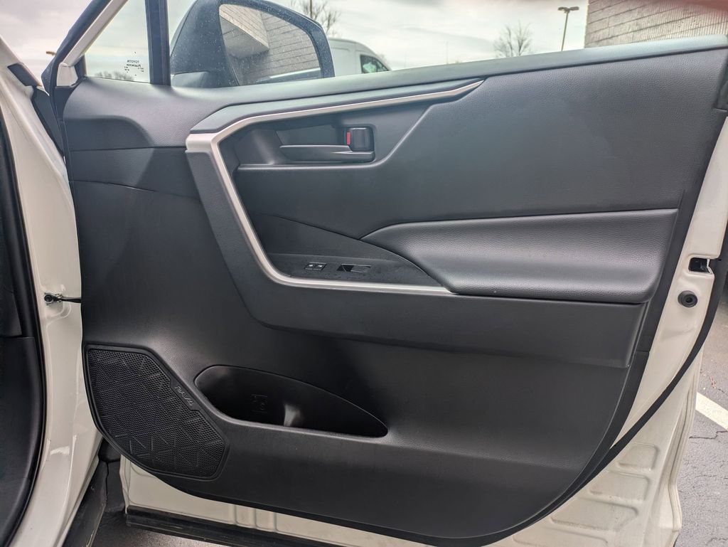 Thumbnail: 2025 Toyota RAV4 - 31