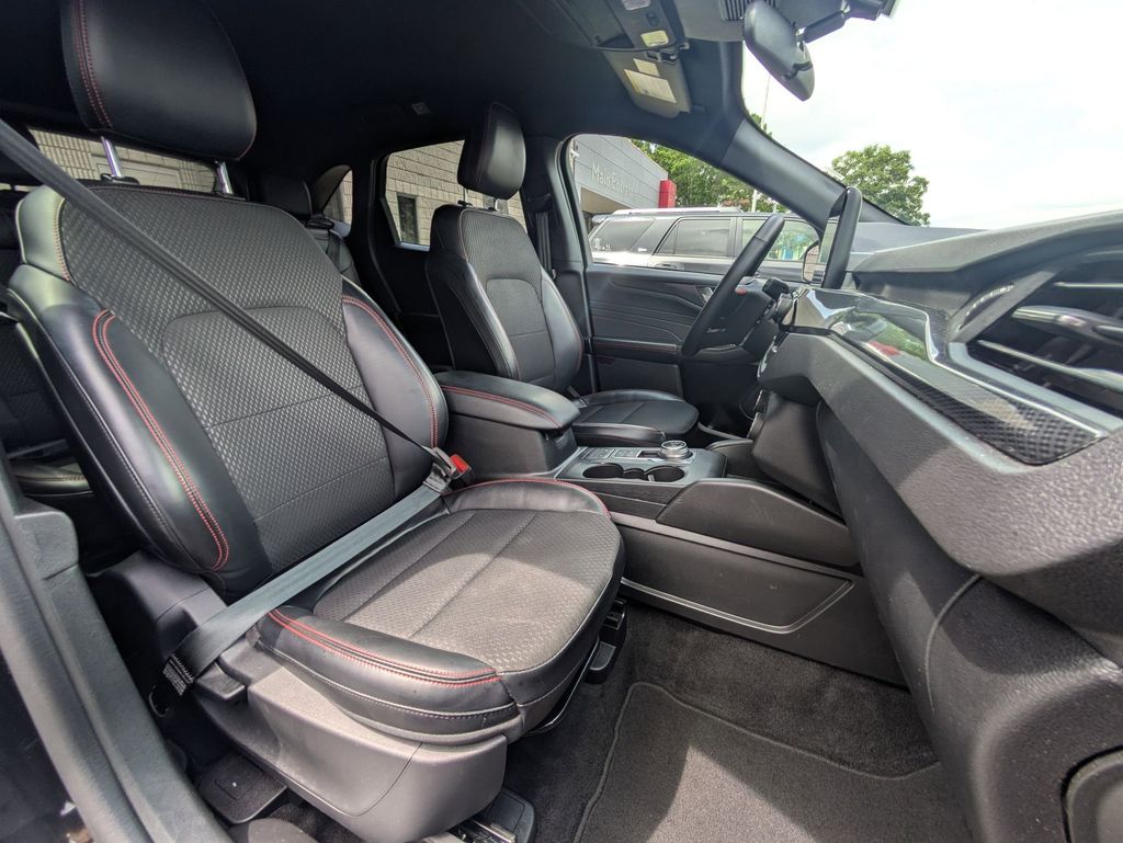 2025 Ford Escape ST-Line - Photo 30