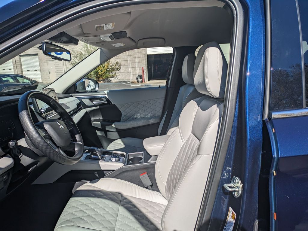 Thumbnail: 2024 Mitsubishi Outlander - 23