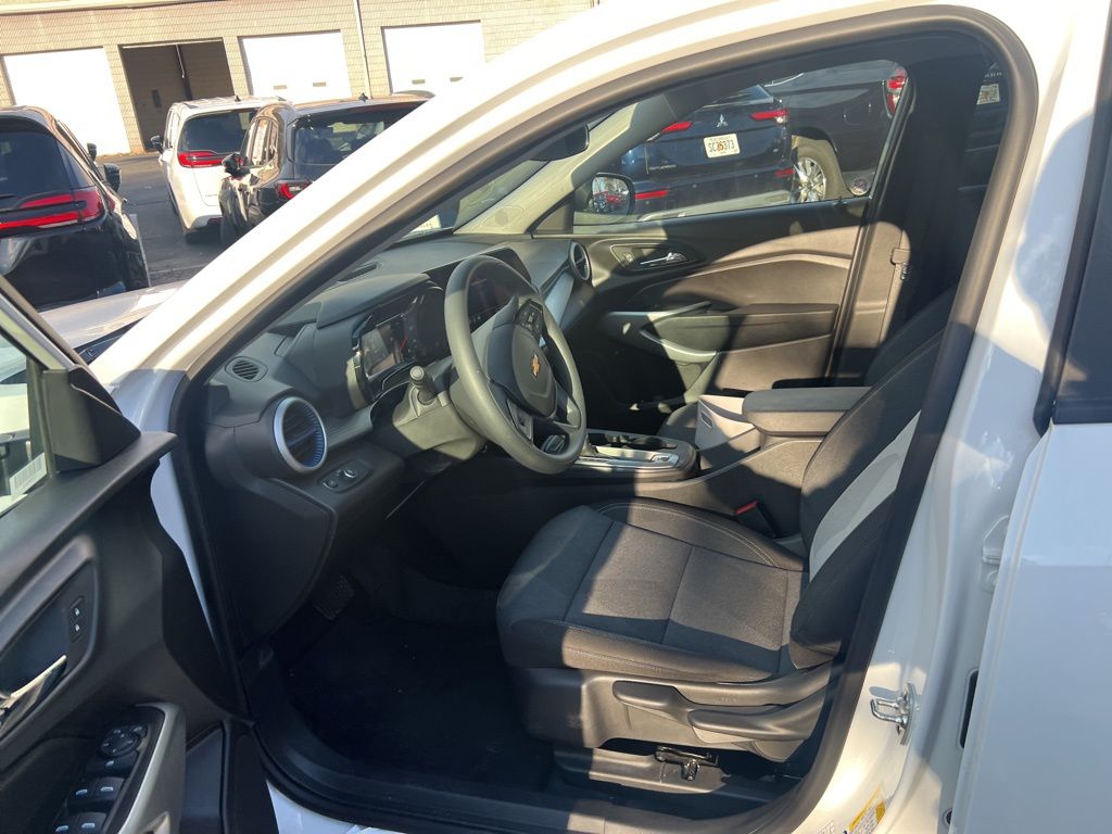 Thumbnail: 2025 Chevrolet Trax - 7