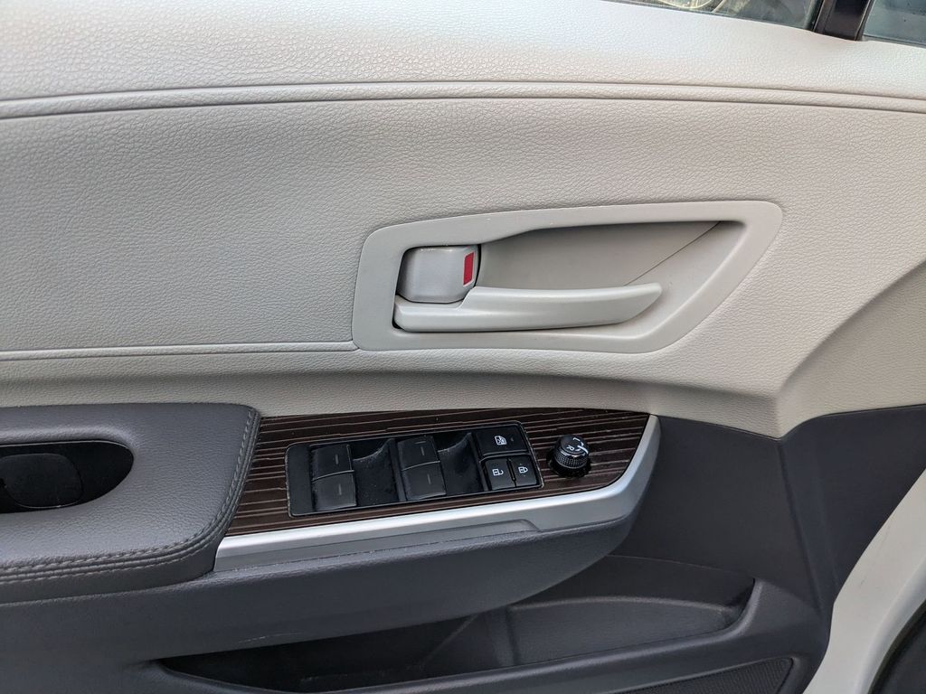 Thumbnail: 2024 Toyota Sienna - 23