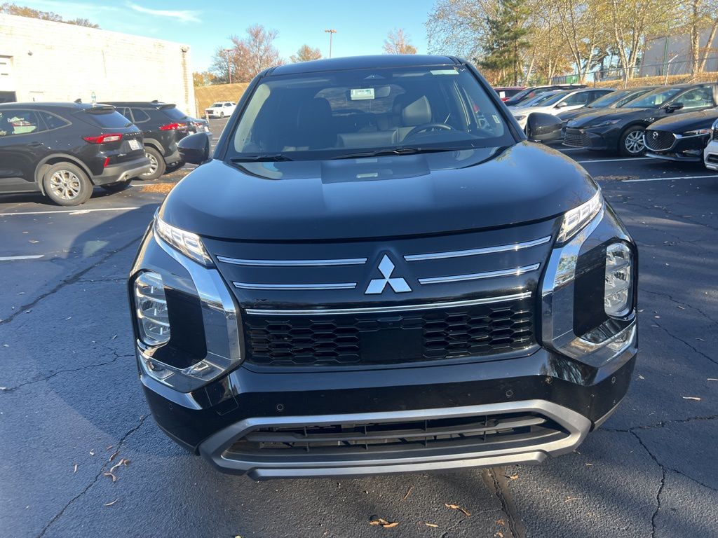 2025 Mitsubishi Outlander SE photo 2