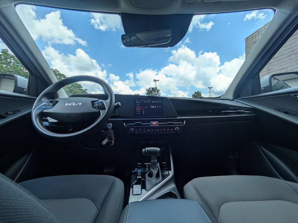 Thumbnail: 2025 Kia Niro - 25