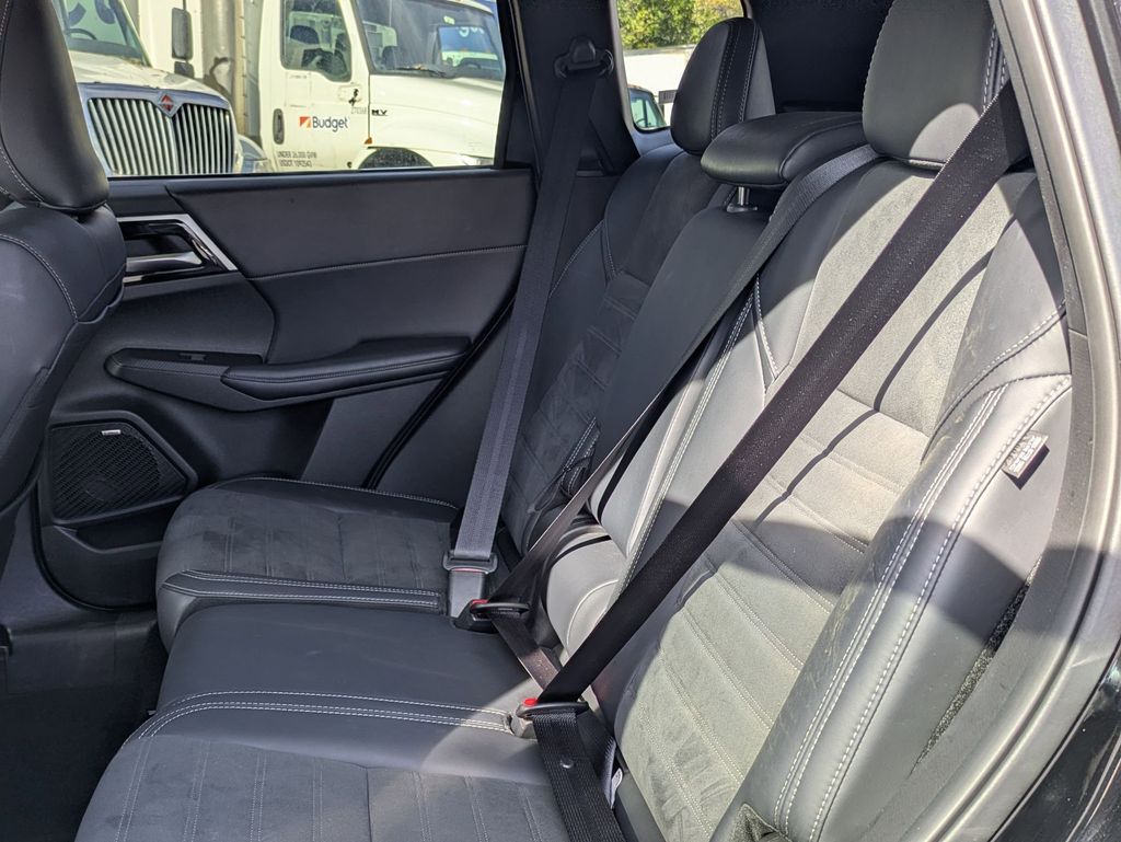 Thumbnail: 2025 Mitsubishi Outlander - 25