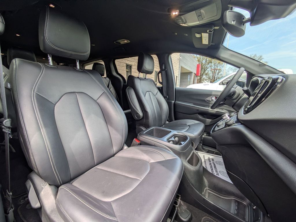 Thumbnail: 2025 Chrysler Pacifica - 30