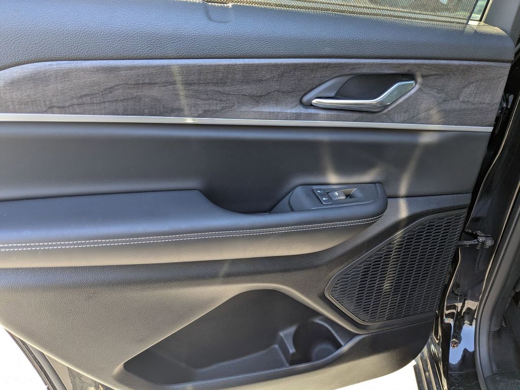 Thumbnail: 2024 Jeep Grand Cherokee L - 28