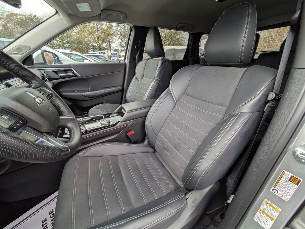 Thumbnail: 2025 Mitsubishi Outlander - 24