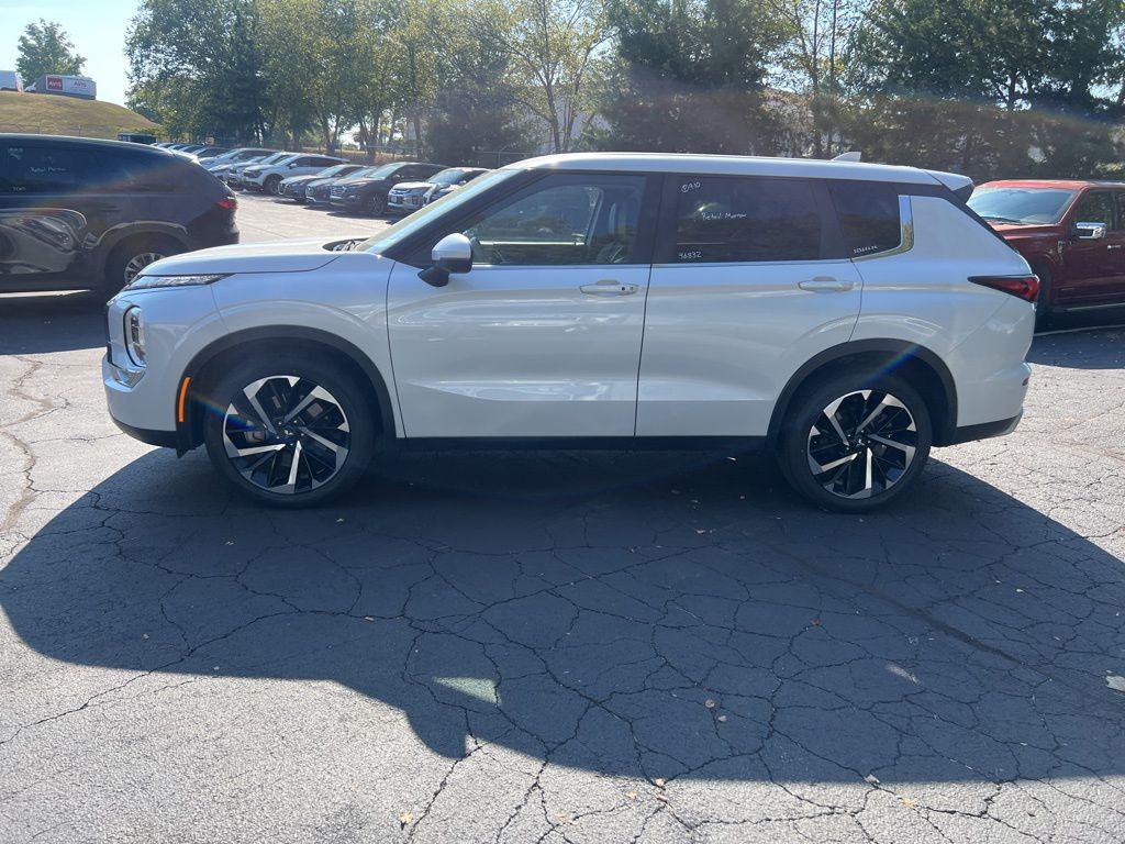 Thumbnail: 2024 Mitsubishi Outlander - 6