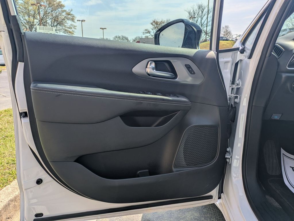 Thumbnail: 2025 Chrysler Pacifica - 11