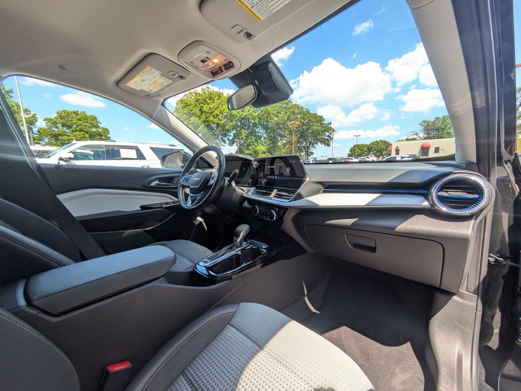 Thumbnail: 2025 Chevrolet Trax - 30