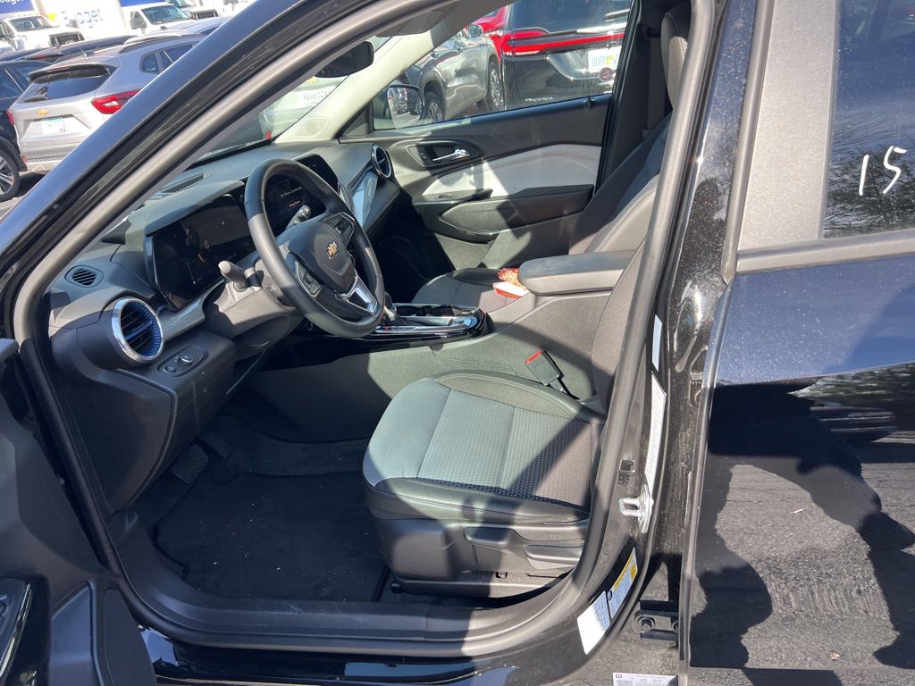 Thumbnail: 2025 Chevrolet Trax - 4