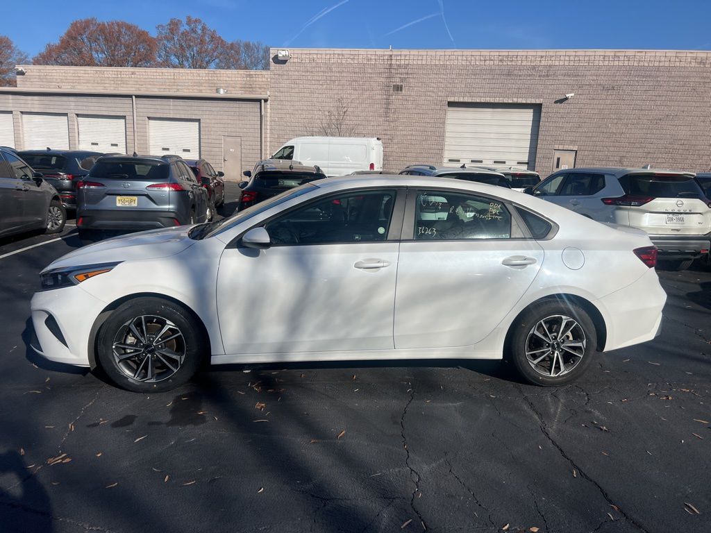 Thumbnail: 2024 Kia Forte - 9