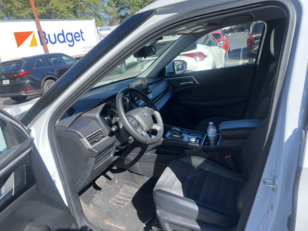 Thumbnail: 2024 Mitsubishi Outlander - 12