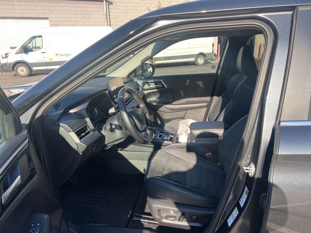 Thumbnail: 2024 Mitsubishi Outlander - 6