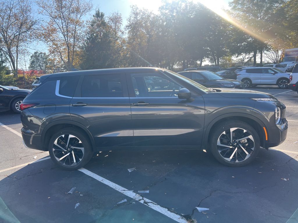 Thumbnail: 2024 Mitsubishi Outlander - 10