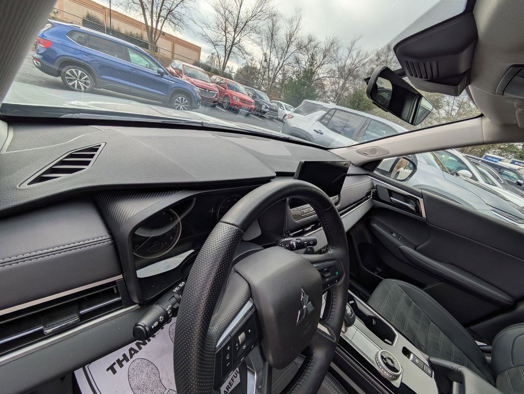 Thumbnail: 2025 Mitsubishi Outlander - 14