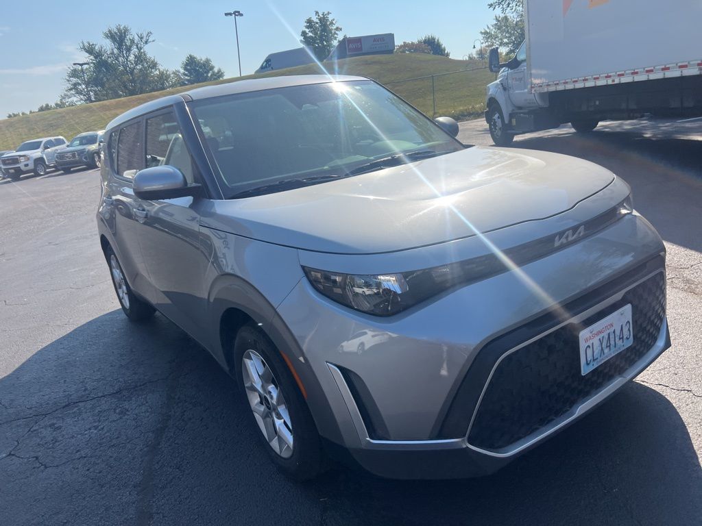2024 Kia Soul LX photo 2