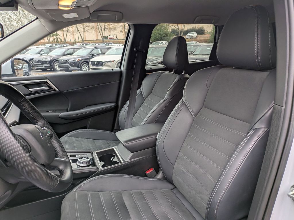 Thumbnail: 2024 Mitsubishi Outlander - 23