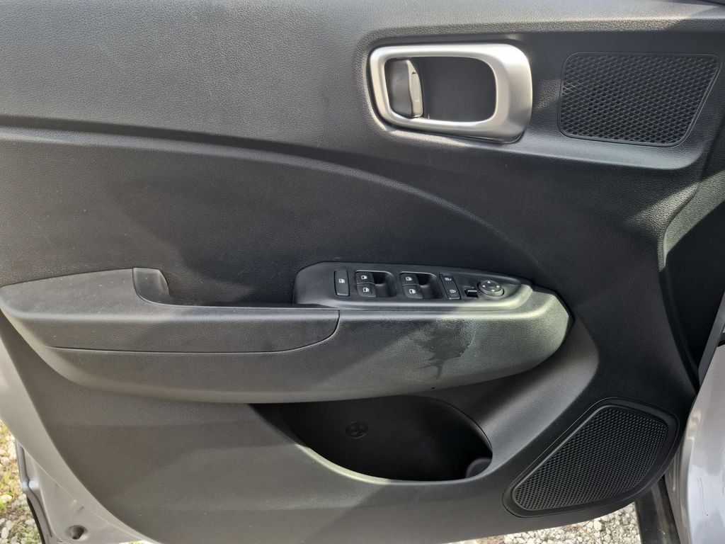 2025 Hyundai Venue SEL - Photo 11