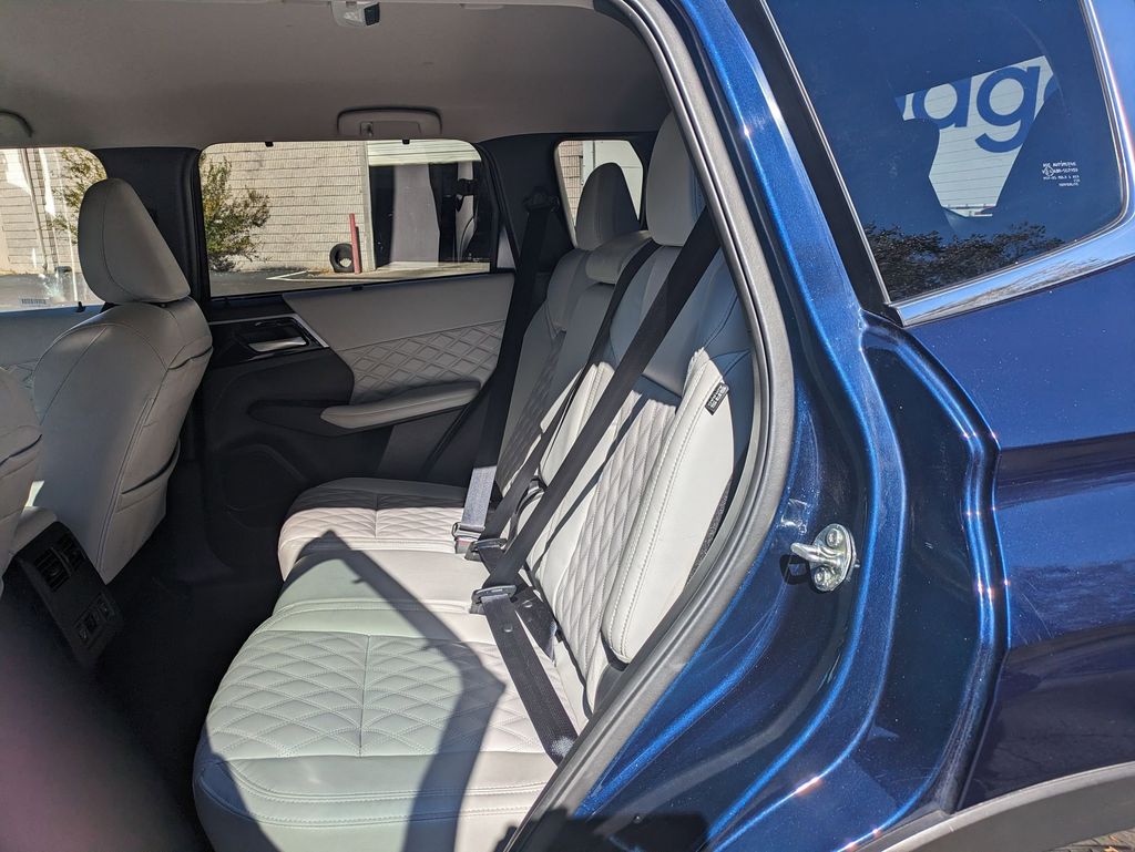 Thumbnail: 2024 Mitsubishi Outlander - 24