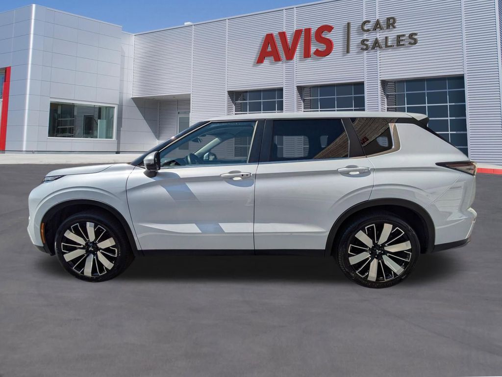 Thumbnail: 2025 Mitsubishi Outlander - 10