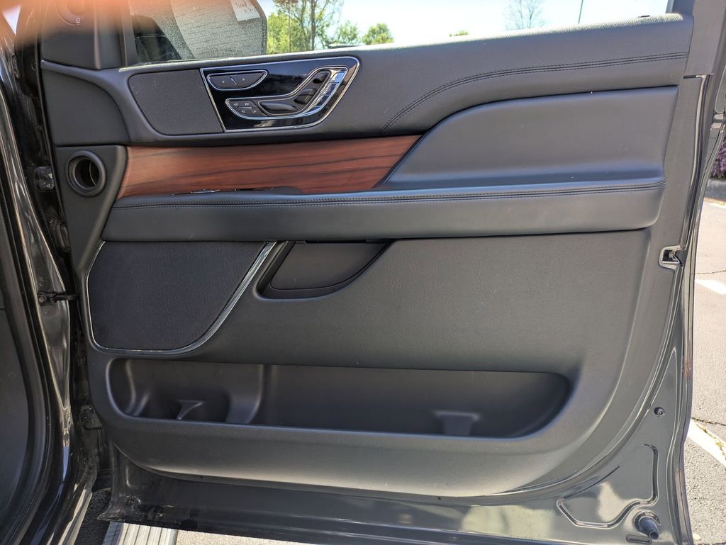 Thumbnail: 2023 Lincoln Navigator - 32