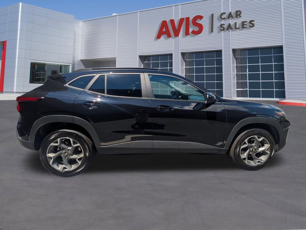 Thumbnail: 2025 Chevrolet Trax - 5