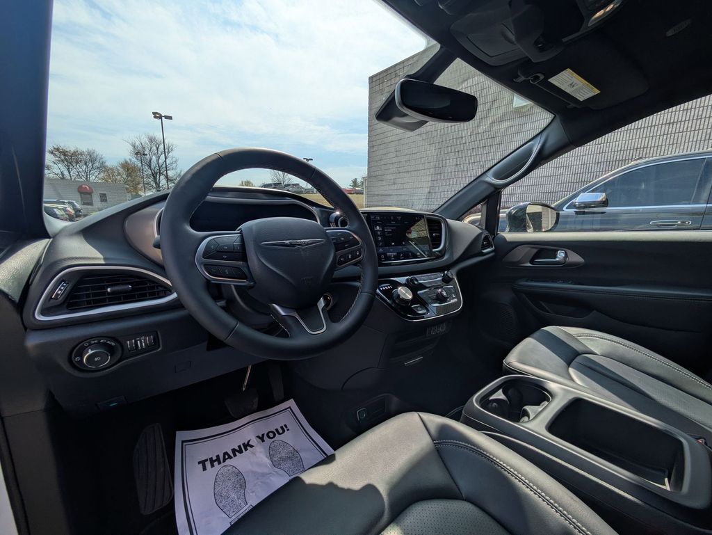 Thumbnail: 2025 Chrysler Pacifica - 15