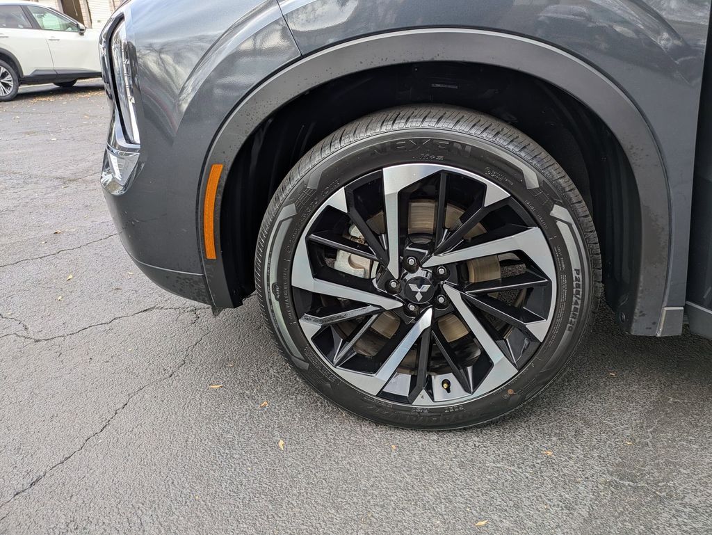 Thumbnail: 2024 Mitsubishi Outlander - 32