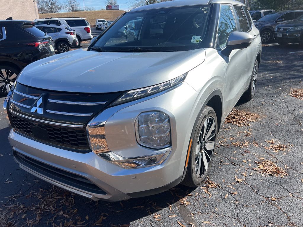 2025 Mitsubishi Outlander SE's photo