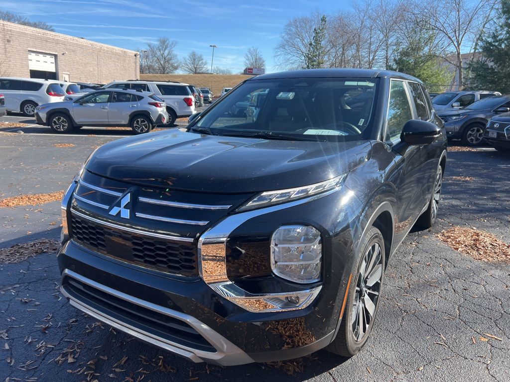 2025 Mitsubishi Outlander SE's photo