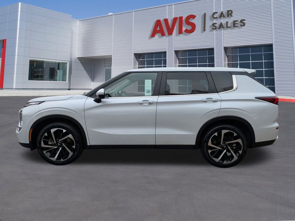 Thumbnail: 2024 Mitsubishi Outlander - 10