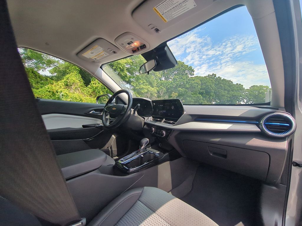 Thumbnail: 2025 Chevrolet Trax - 31
