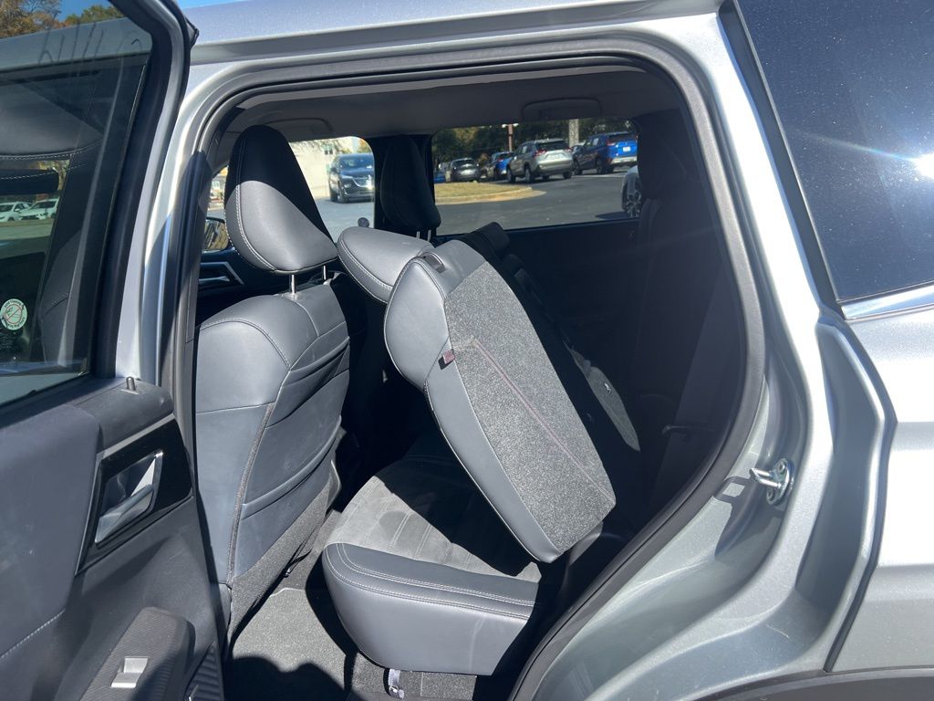 Thumbnail: 2025 Mitsubishi Outlander - 8