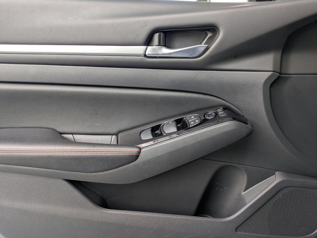 2025 Nissan Altima SR - Photo 11