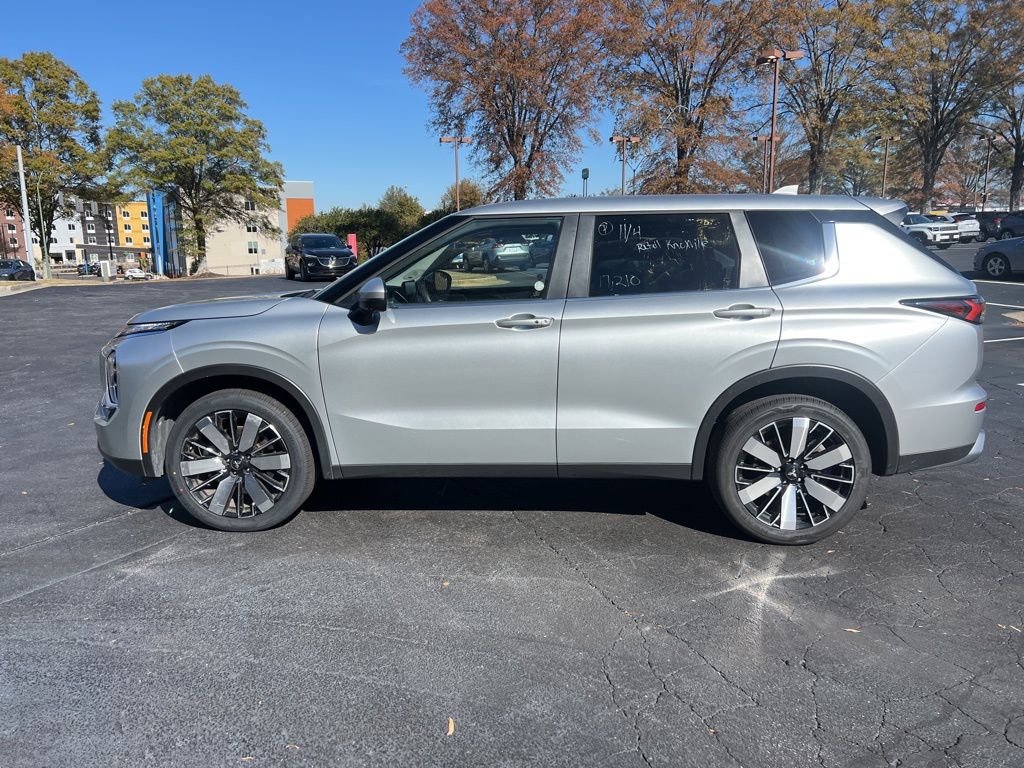 Thumbnail: 2025 Mitsubishi Outlander - 9