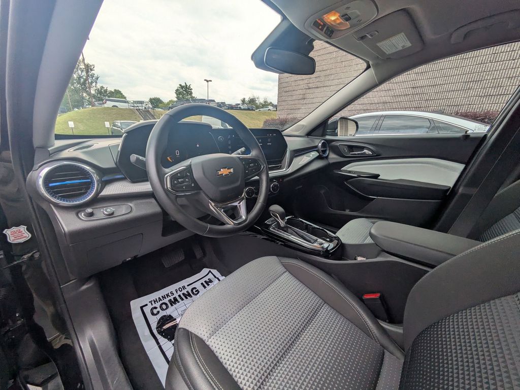 Thumbnail: 2025 Chevrolet Trax - 14