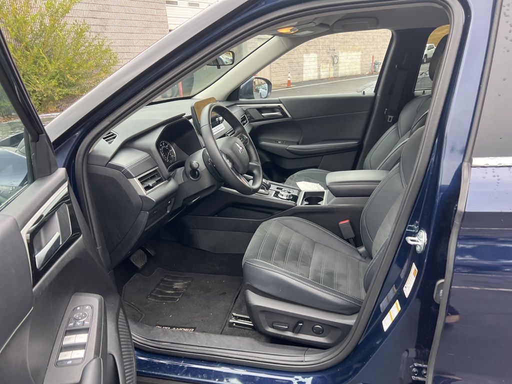 Thumbnail: 2024 Mitsubishi Outlander - 6