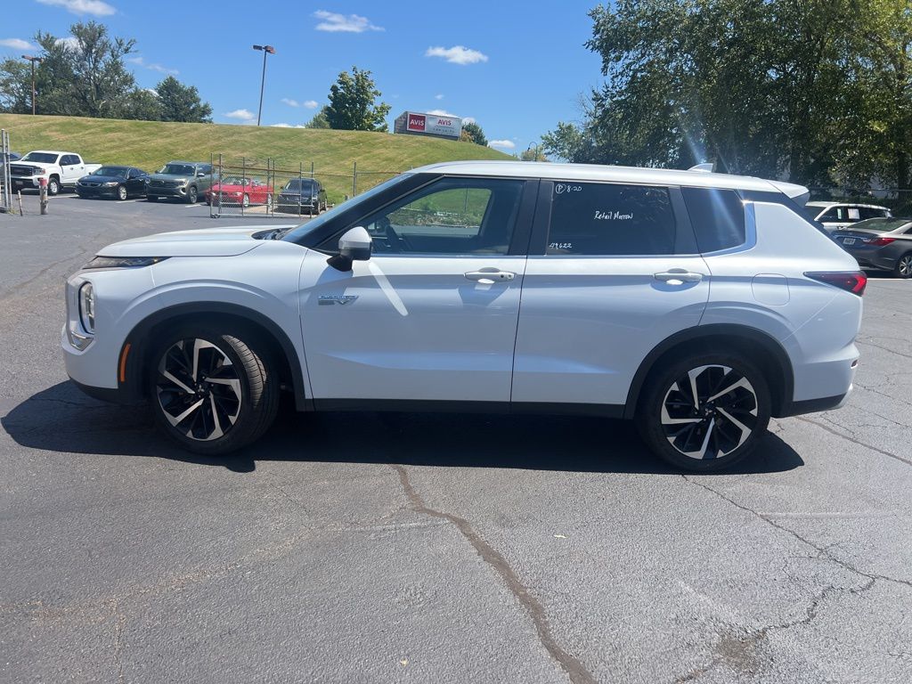 Thumbnail: 2023 Mitsubishi Outlander - 4