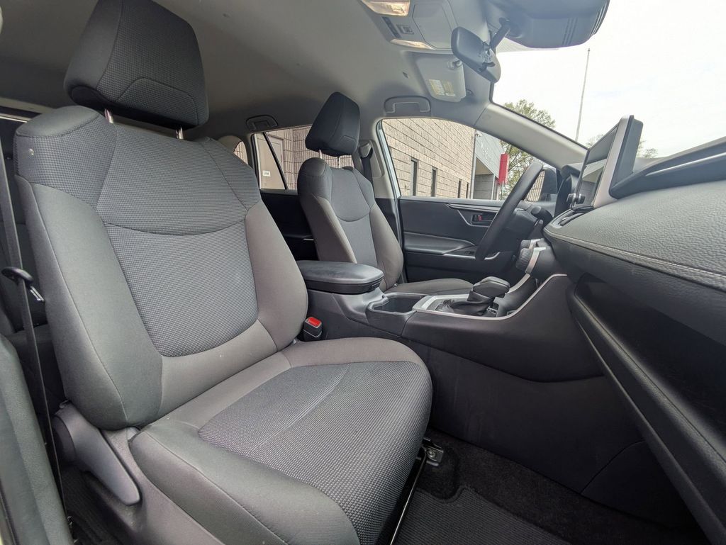 Thumbnail: 2025 Toyota RAV4 - 29