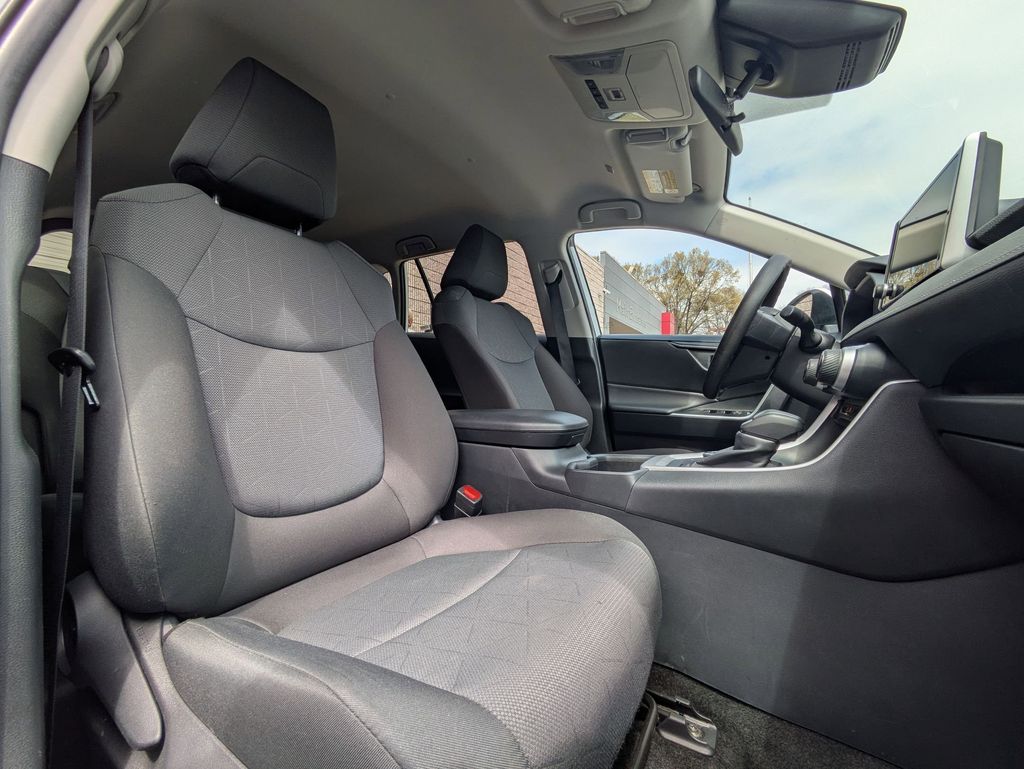 Thumbnail: 2025 Toyota RAV4 - 32