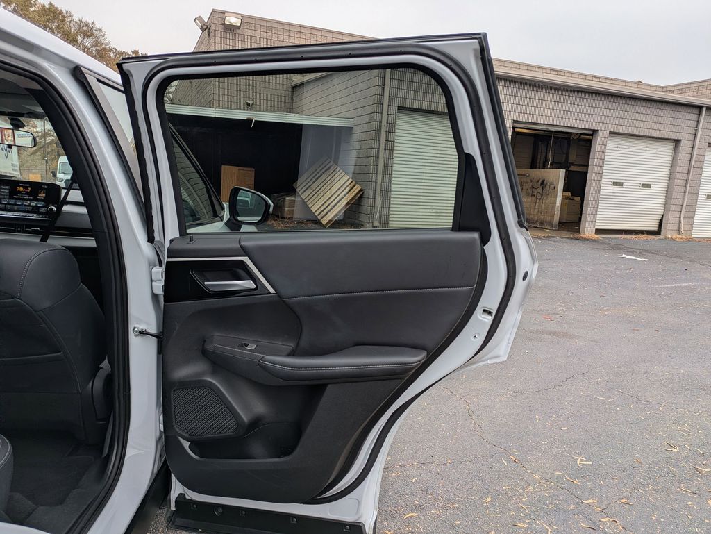 Thumbnail: 2024 Mitsubishi Outlander - 26