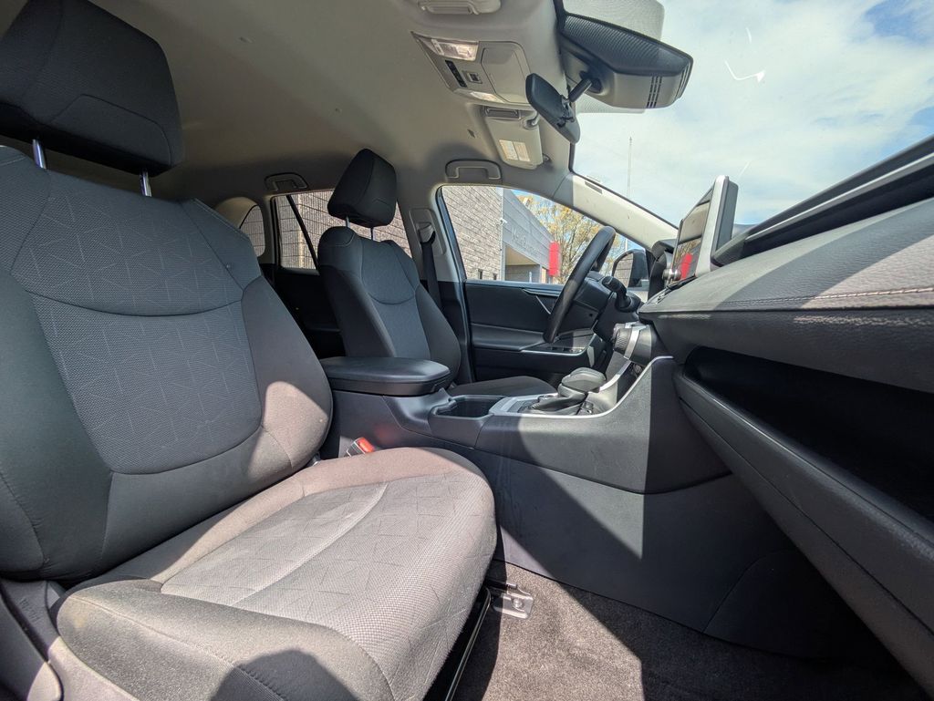 Thumbnail: 2025 Toyota RAV4 - 32