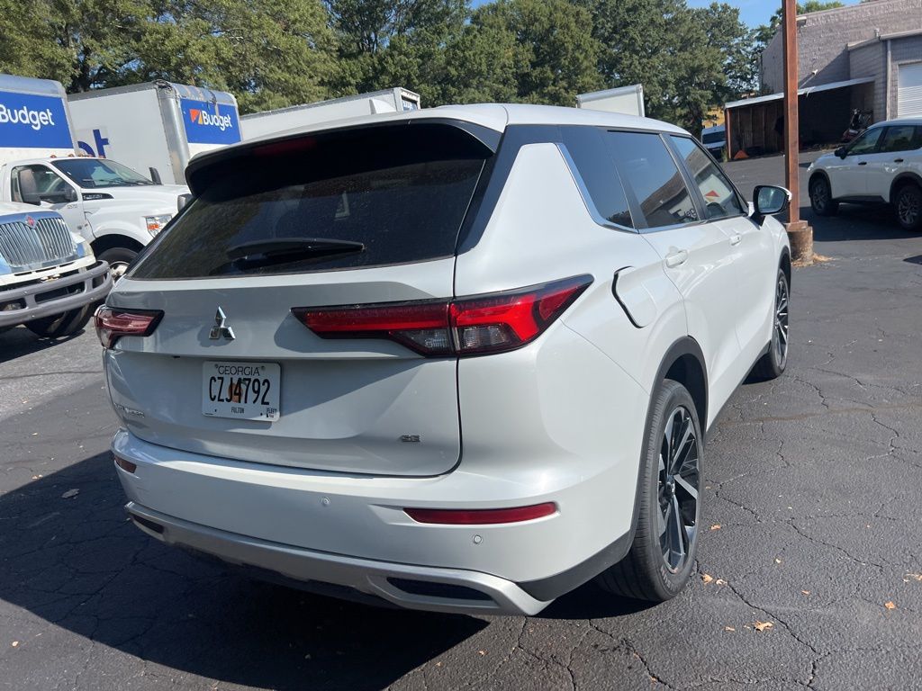 Thumbnail: 2024 Mitsubishi Outlander - 8