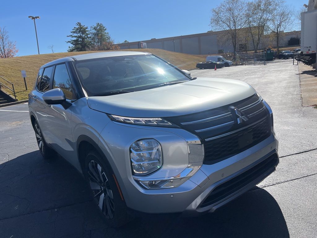 2025 Mitsubishi Outlander SE photo 2